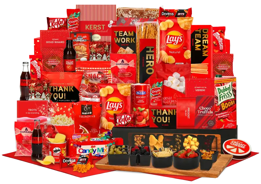 Luxe royaal gevuld kerstpakket met een borrelplakje met daarop bankjes met de letters van ENJOY, diverse zoete, hartige A-merk snacks en Coca Cola