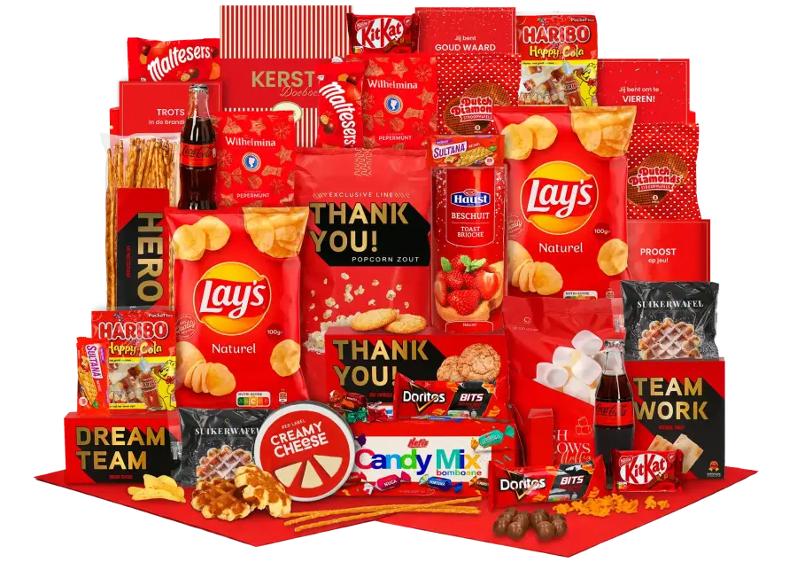 Royaal gevuld kerstpakket met diverse snacks en Coca Cola, waaronder Lay's naturel chips, suikerwafel, marshmallow en Maltesers