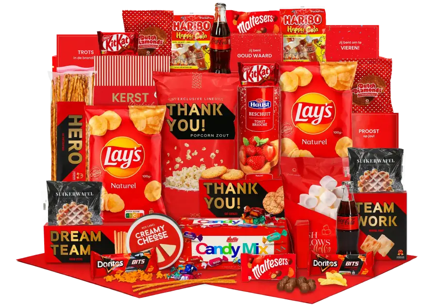 Goed gevuld kerstpakket diverse A-merk snacks en dranken waaronder Coca Cola zero en Lay's chips