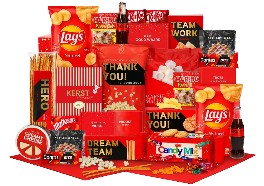 Goed gevuld kerstpakketn met diverse snacks en Coca Cola waaronder KitKat, kaas en twee suikerwafels