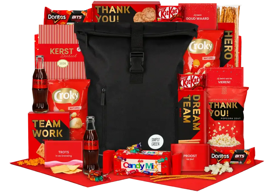 Goed orgineel kerstpakket met een zwarte rugzak, twee flesjes Coca Cola zero en diverse zoete en hartige snacks