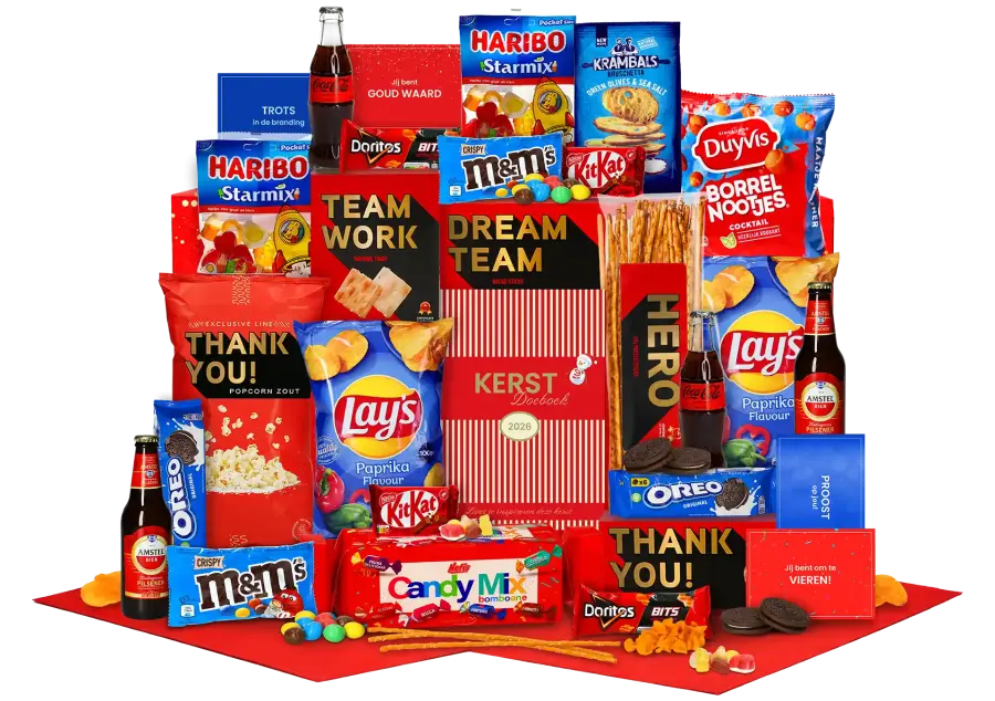 Goed gevuld kerstpakket met diverse A-merk snacks zoals Lay's, Oero en Haribo met daarbij twee flesjes Coca cola zero en Amstel bier