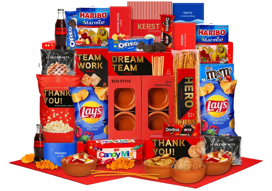 Goed gevuld kerstpakket met vier terra cotta schaaltjes, diverse zoete, hartige A-merk snacks en Coca Cola