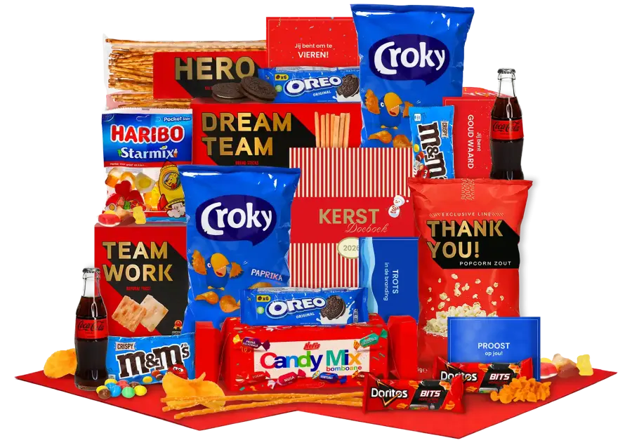 Mooi kerstpakket met A-merk producten zoals Croky, Oreo, Coca Cola zero en Haribo