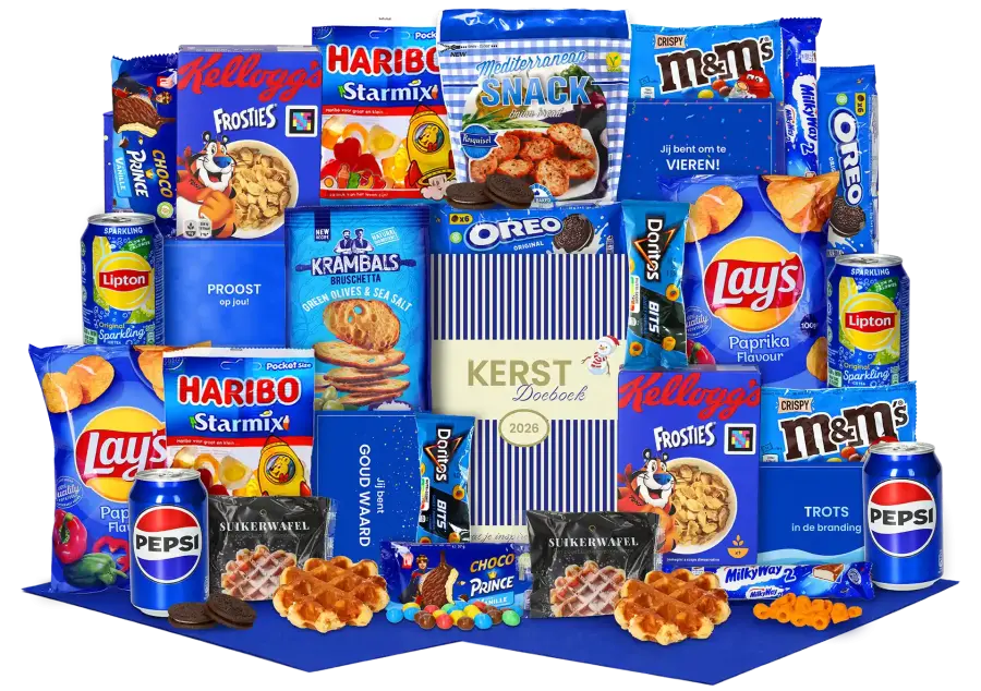 Kerstpakket met veel A-merk snacks zoals M&M, Haribo en suikerwafels met Kellogg's Frosties