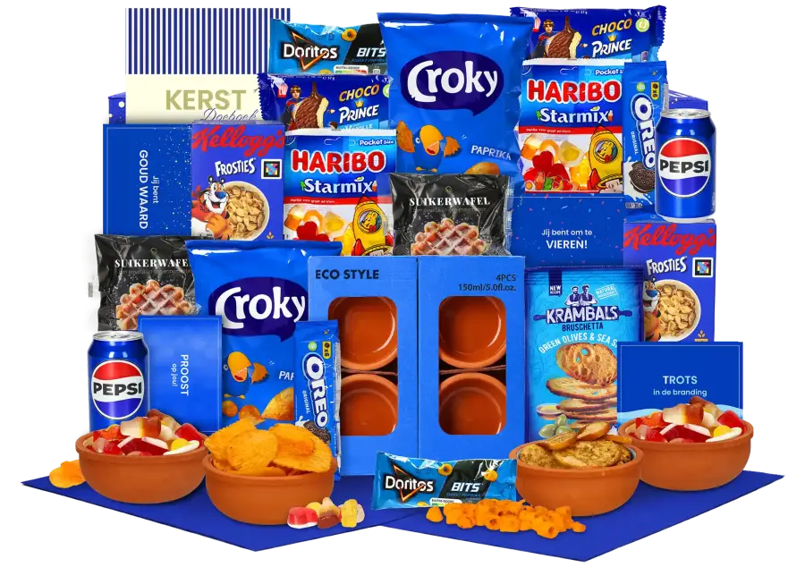 Goed gevuld kerstpakket met terra cotta schaaltjes, diverse zoete, hartige A-merk snacks