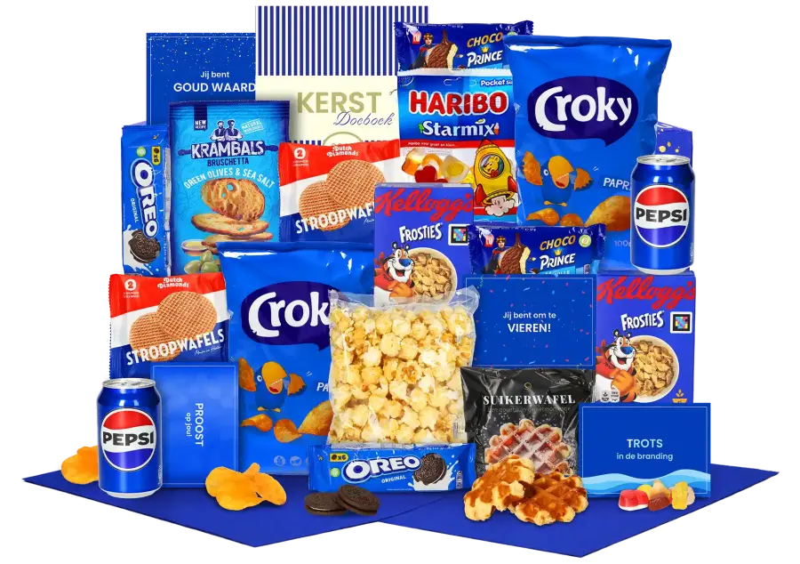 Kerstpakket met producten zoals: Croky chips, Pepsi, stroopwafels en Haribo