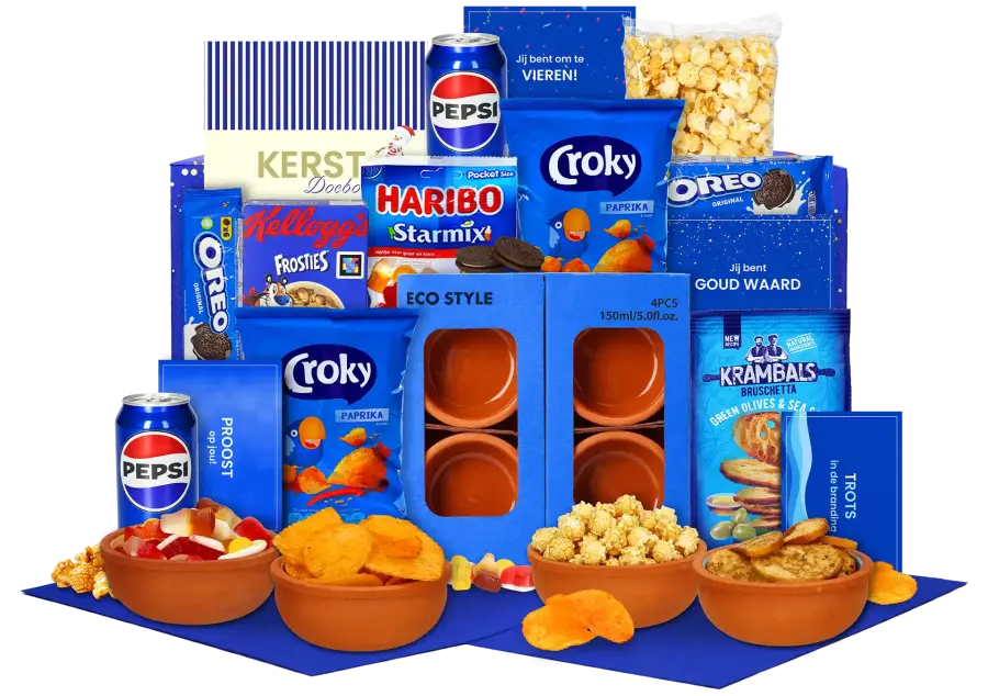 Kerstpakket met terra cotta schaaltjes, diverse zoete, hartige A-merk snacks en Pepsi