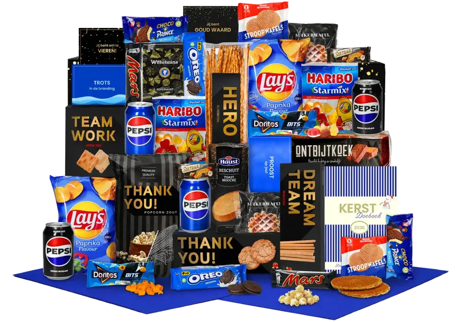 Goed gevuld kerstpakket met zoete en hartige A-merk happen met daarbij Pepsi