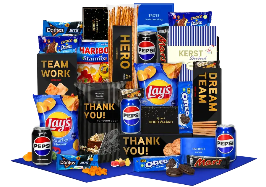 Goed gevuld kerstpakket met A-merk producten zoals: Pepsi Lay's Oreo en nog veel meer. aangevuld met popcorn, koekjes en creakers