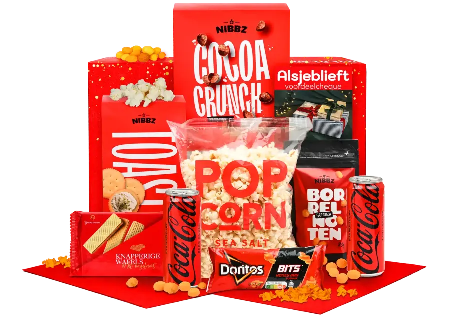 Klein kerstpakket met snacks bijvoorbeeld: popcorn, Coca cola en kaas