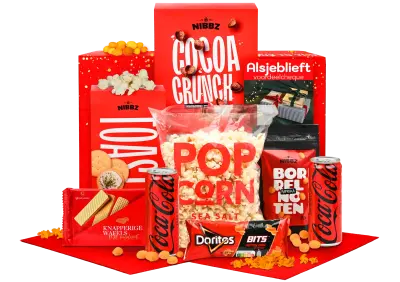 Klein kerstpakket met snacks bijvoorbeeld: popcorn, Coca cola en kaas