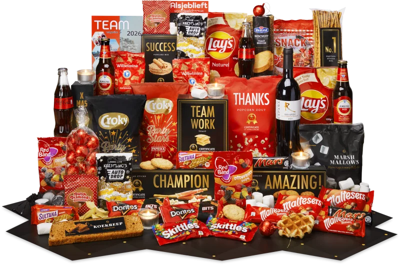 Rood en zwart kerstpakket met diverse lekkernijen.
