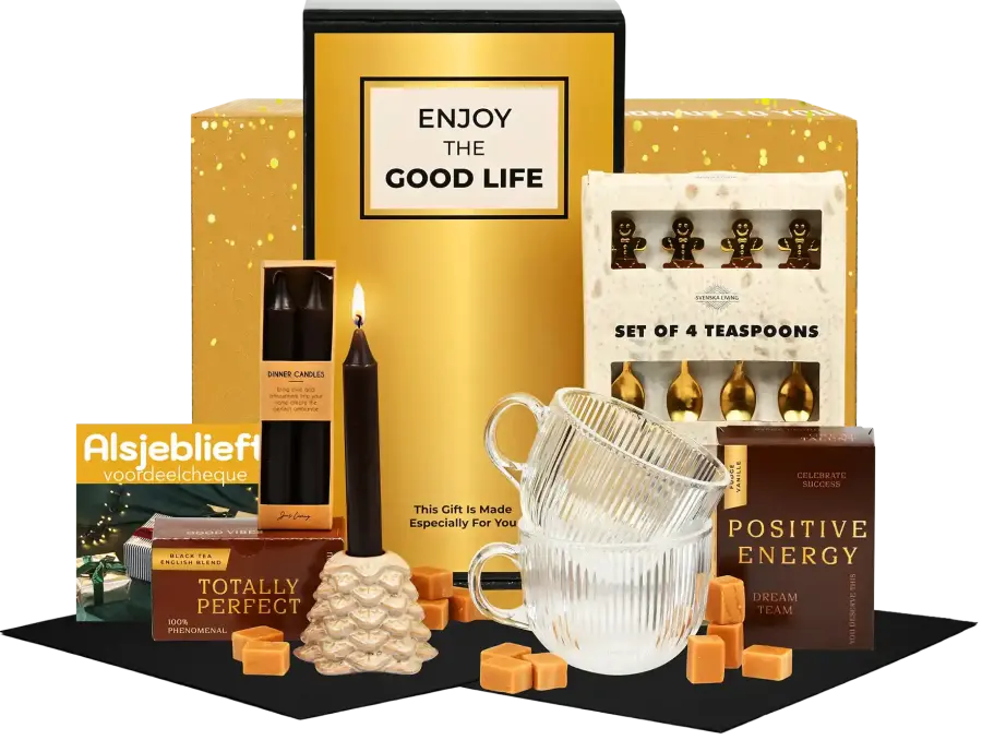 Klein kerstpakket met 2 glazen, kandelaars, kaarsen, theelepel, vanille fudge en zwarte thee