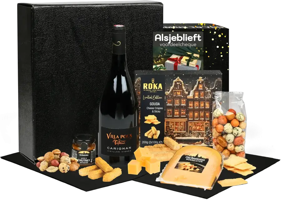 Mooi kerstpakket met rode wijn, verschillende kazen en borrelnootjes