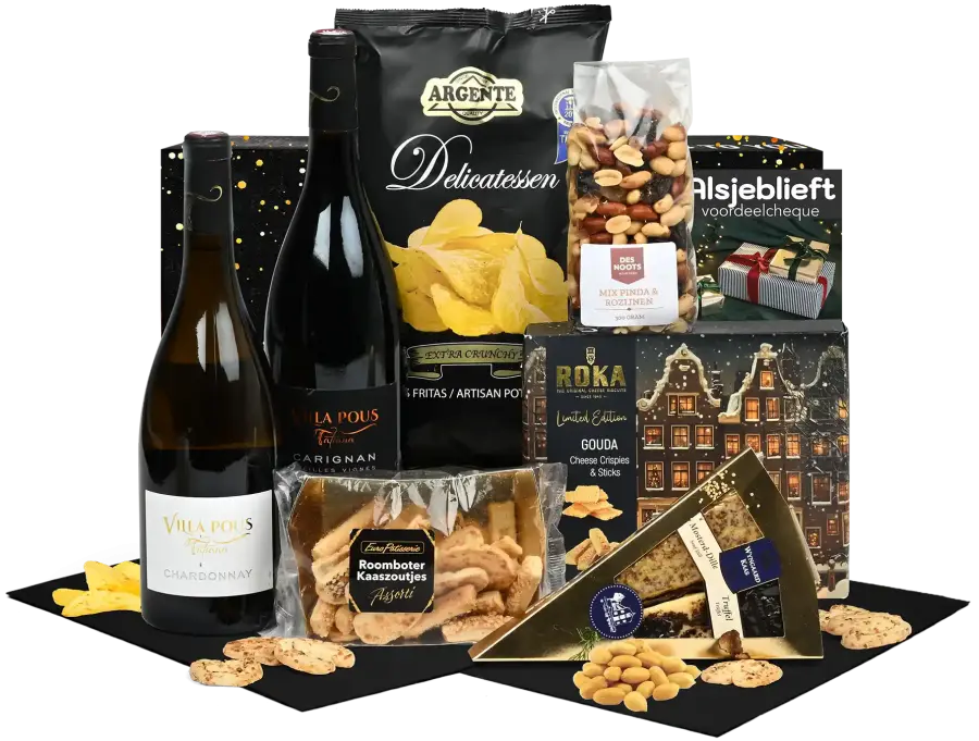 Mooi kerstpakket met twee flessen wijn, kaas, chips en nootjes