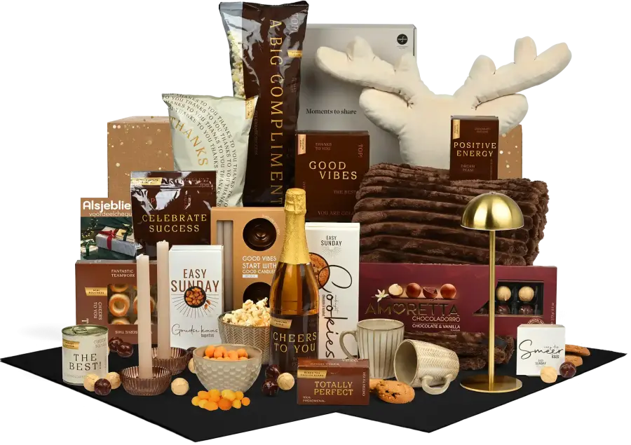 Kerstpakket voor op de bank metsierkussen, kaarsen, lamp en een kussen met hapjes