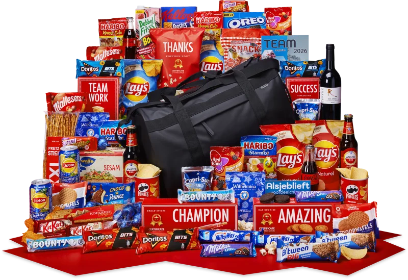 Inpakken kerstpakket met diverse lekkernijen en cadeaus
