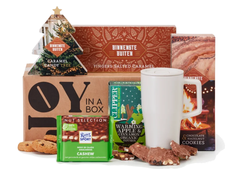 Joy in a Box kerstpakket met diverse lekkernijen en een keramische koffie to go-beker