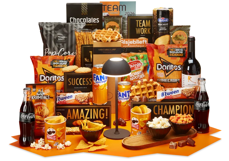 Oranje hart kerstpakket met diverse lekkernijen en cadeauartikelen.