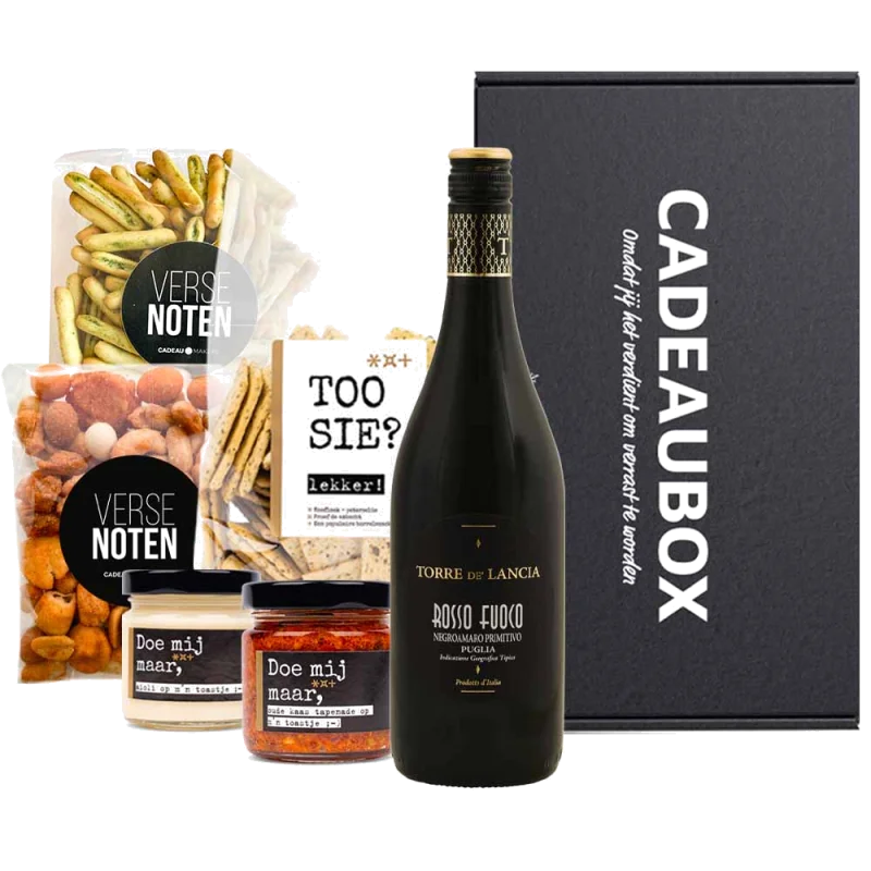 Toast borrelpakket met wijn in zwarte cadeaubox