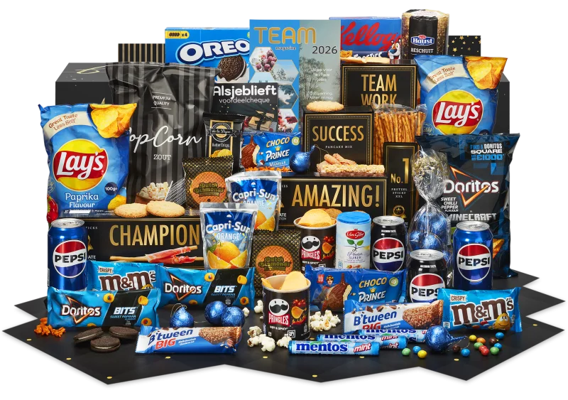 Uitdelen kerstpakket met diverse lekkernijen