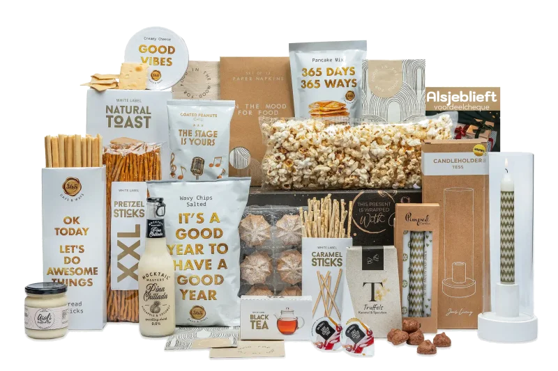 Witte wonderpret kerstpakket met kandelaar en lekkernijen