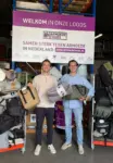 Bart en Levi doneren schooltassen, sporttassen en plaids aan het Armoedefonds