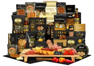 Borrel kerstpakket met houten dienblad, zoete en zoute snacks van A-merken en bier.