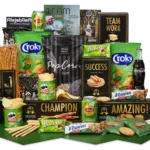 Premium - kerstpakket met heerlijke snacks zoals haverkoekjes, mueslirepen, popcorn, frisdranken en in totaal 27 producten - Kerstpakketten.nl