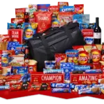 Inpakken - Zeer rijk gevuld kerstpakket met o.a. een ruime sporttas, chips, koek, snoep, frisdranken, wijn en bieren - Kerstpakketten.nl