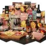 Net Even Anders kerstpakket - Gevuld met Spaanse tapas, servies en wijnen - Kerstpakketten.nl